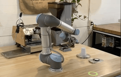 קורונה: הרובוט עשה הסבה מקצועית לבאריסטה