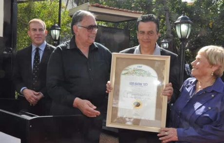 מנכ"ל עמותת "יד עזר לחבר" שמעון סבג קיבל אות הוקרה על מפעל חיים