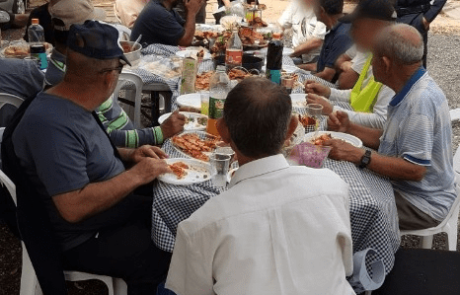 אור עקיבא: ארוחת בוקר במטה המשטרה לעשרות פועלי הניקיון בעיר