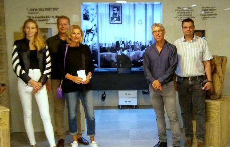 לפני משחק הכדורגל- המיליארדר מיטש גולדהאר ביקר במוזיאון "השואה והתקומה"