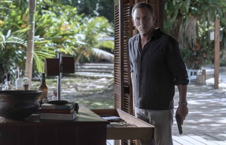 007 השחקן דניאל קרייג חושף את השעון החדש של אומגה