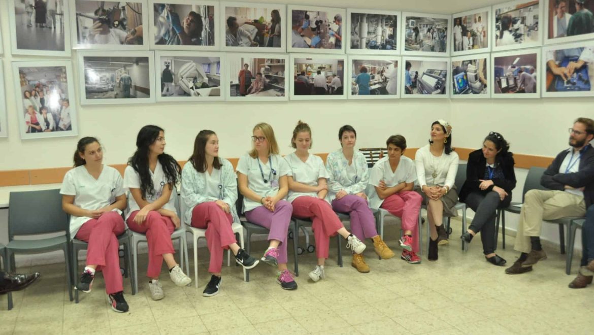 מתנדבים מאירופה עושים שנת שירות בביה"ח כרמל בחיפה