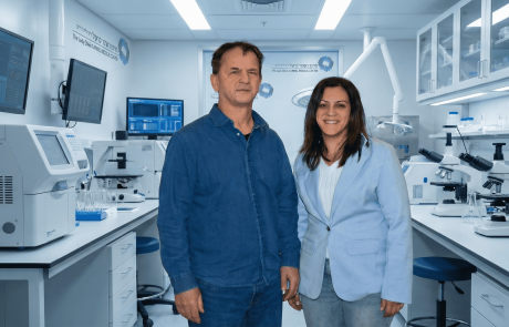 האקסום הצצה אל ה-DNA של המחר: המהפכה הגנטית שמגיעה לכרמל ומבטיחה שקט נפשי להורים שבדרך