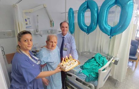 בן 100 נותח בהצלחה בביה"ח כרמל בחיפה והצוות גם חגגו לו יום הולדת