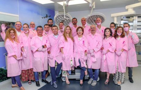 חודש המודעות לסרטן השד בצל הקורונה: פלסטיקאים בחלוקים ורודים
