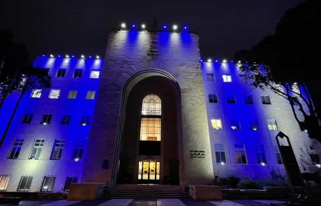 בניין עיריית חיפה הואר בצבעי כחול ולבן ליום העצמאות ה-200 של יוון