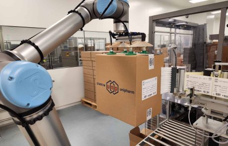 חברת התרופות אוניפארם שילבה במפעלה  רובוטים שיתופיים מבית יוניברסל רובוטס