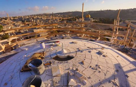 אחרי 75 שנים: הונחה 'אבן-ראשה' על כיפת בית הכנסת תפארת ישראל