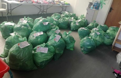 העדה היהודית הספרדית חילקה חבילות בגדים למשפחות נזקקות