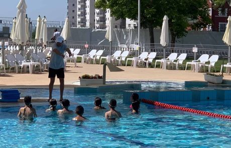 עפולה: תלמידי כיתות ה' החלו בשיעורי שחייה רגע לפני פתיחת הקיץ