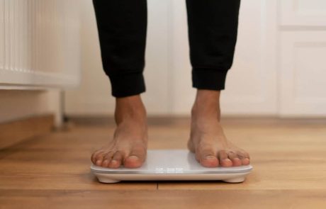 מאזן כוחות: כיצד משקל דיגיטלי ומכשיר עיסוי לכפות הרגליים משדרגים את שגרת הבריאות