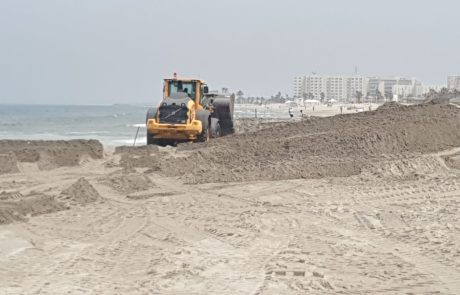 חוף קריית-חיים: החלו בהזנת 30 אלף קוב חול