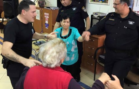 מרכז יום לקשיש : השוטרים שרו ורקדו עם המבקרים