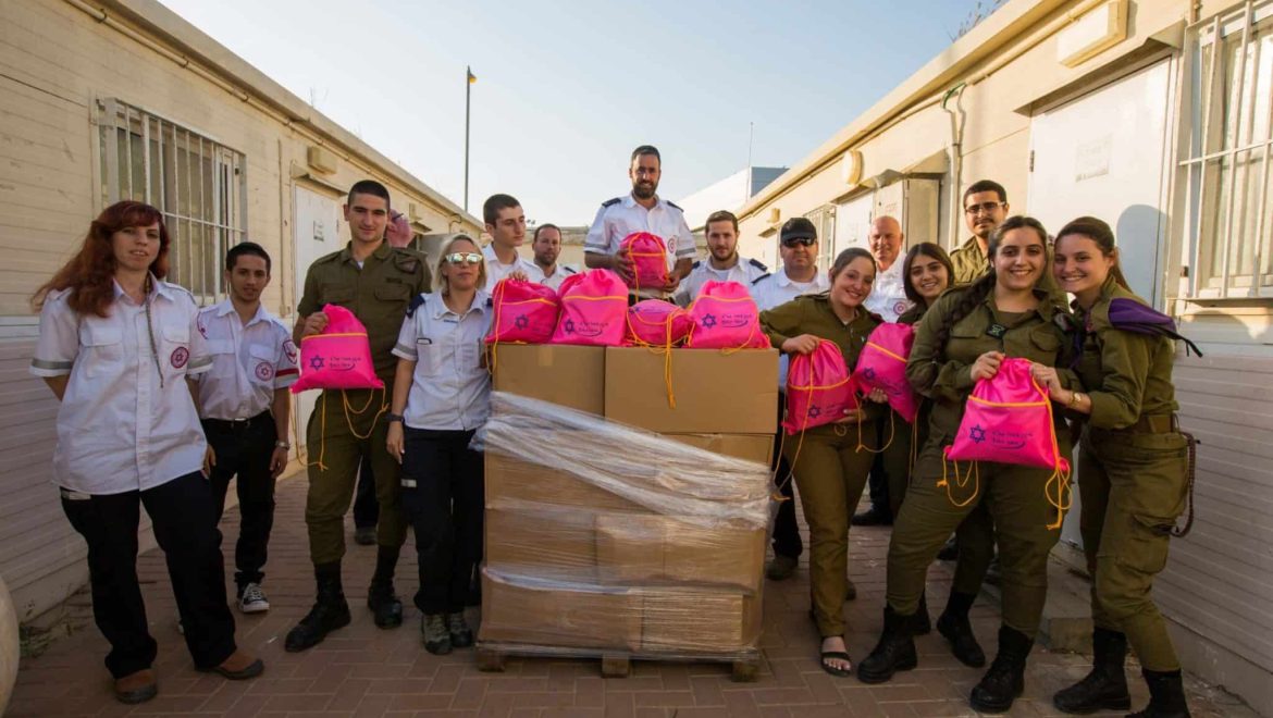 מתנדבי מד"א חילקו חבילות ממתקים לחיילי צה"ל בעוטף עזה ובגוש עציון