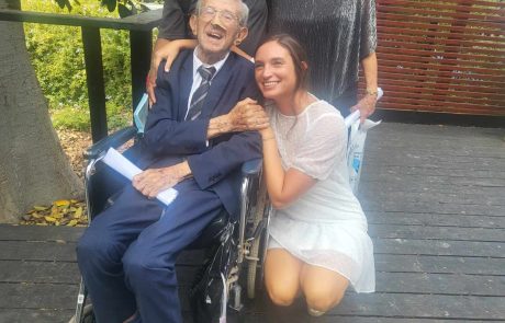 לבקשת הסבא, בן 102, הנכדה הקדימה את חתונתה