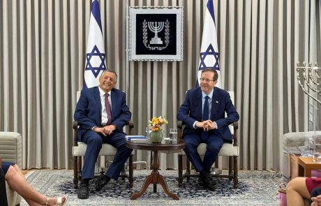 משה מנו הגיש את ספרו ״ימים סוערים״ לנשיא המדינה בבית הנשיא