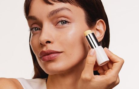 מותג הטיפוח הבינלאומי לוריאל פריז משיק:BRIGHT  REVEAL UV Stick SPF50