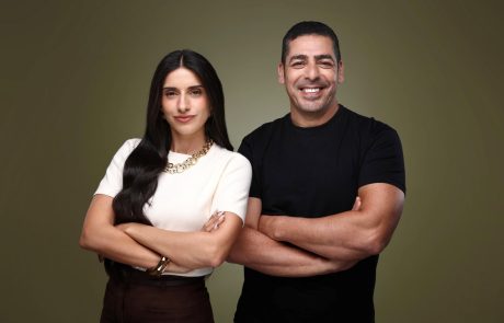 השף יוסי שטרית ויוצרת התוכן עומר לוי משיקיםפופ-אפ קינוחים CHIPS CAKEבקניוני עופר