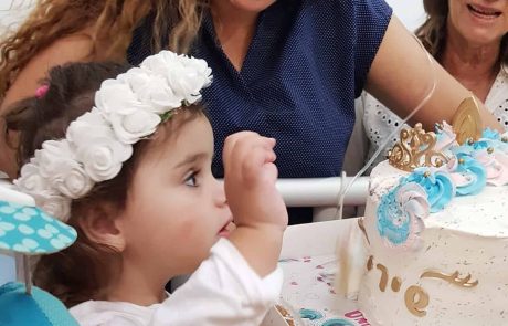 רמב"ם: בת השנתיים שנולדה עם מחלה נדירה חוגגת יום הולדת עם צוות "רות"