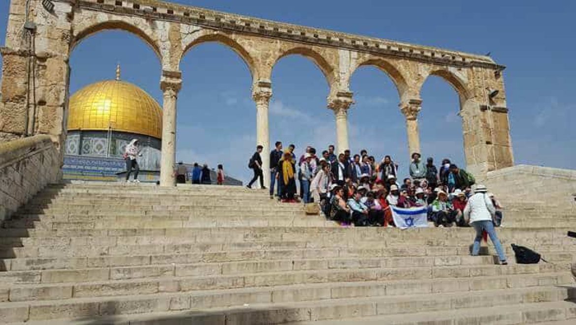 תיירים אוהבי ישראל הצטלמו עם דגל ישראל ברחבת כיפת הסלע