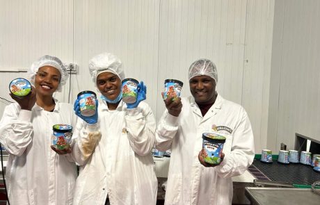 מפעל בן& גריס ישראל מייצר 100 טון של גלידת חרוסת במהדורה מוגבלת לחג הפסח