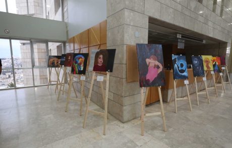 תערוכת ציורים של נערות בסיכון מוצגת בבית משפט השלום בנצרת